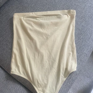 Gul tub-body. - Gul ribbad body från bikbok som ej använda. L men sitter som M