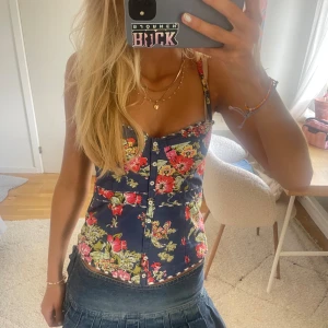 Korsettopp  - Så snygg blommig korsettopp!! Med struktur och vaddering🌸🌸🌸