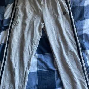 Adidas set - Grå adidas byxor och kofta i ny skick tunn och skönt material och sällan använd tveka inte med att meddela.