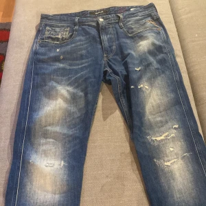 Replay anbass - Hej! Jag säljer min riktigt feta replay anbass i storleken 32/32. Jag säljer de då jag fick dem och de var förstora ny ligger de bara k min garderob. De är i 10/10 i sick så gott som nya. Hör av er om ni har någon fråga!! 