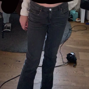 Gina Young jeans - Nu säljer jag dessa Gina Young jeansen i lågmidjade bootcut. Säljer dem för att de är för små. Dessa jeans är väldigt använda därav priset men ändå ganska bra skick ändå. Skriv för fler bilder!💕