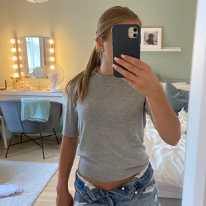 Grå stickad t-shirt  -  säljer min jättefina gråa stickade tröja från lager 157 då den inte heller kommer till användning, tröjan är i storlek xs och är i jättefint skick❤️