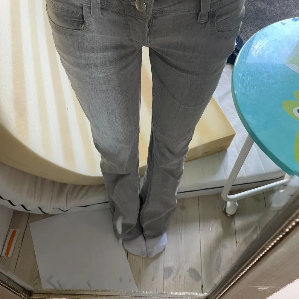 Bootcut low waist jeans i jättefint skick från gina tricot💕oanvända. Säljer då dom inte kommer till användning💕original pris 350kr. Jeans & Byxor.