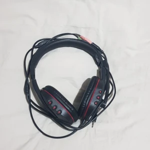 Headsett  - Ett par gaeming hörlurar som kostar 100kr.  Inget fel på dom