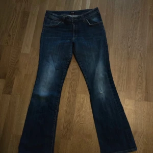 Fina lee jeans! - Super fina lågmidjade lee jeans som är köpte second hand! Säljer då dem var lite förstora för mig i midjan! 