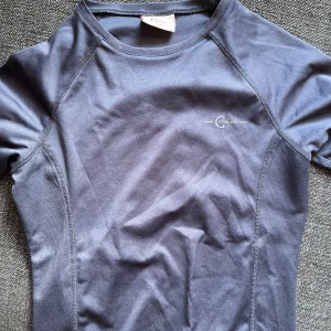 Blå sport tröja - Blå sport tröja, väl använd men fortfarande fin  Storlek S