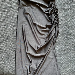 Kjol - Kjol med ribbad kant, medellång  Endast använd 2 gånger 