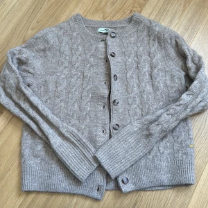 Superfin stickad kofta! - Såå din stickad brun kofya från Limdex! Som ny, endast använd ett fåtal gånger! Nypris: 499kr