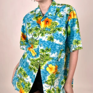 Hawaii skjorta  - Så snygg vintageskjorta köpt i en vintagebutik i Korea! Perfekt till någon som vill vara Kent denna halloween! Saknar lapp vet ej märke eller strl. Jag på bilden är 170cm och har strl 36 på överdelar. Klicka på köp nu <3