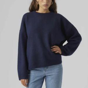 Mörkblå stickad - Kommer ej  användning, har ett litet hål vid armen, pris kan diskuteras 