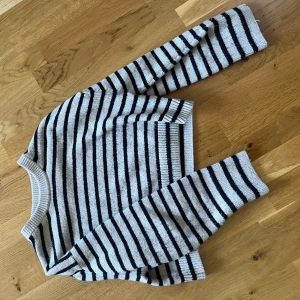 Stickad tröja - Beige/svart stickad tröja, kort i modellen ☺️