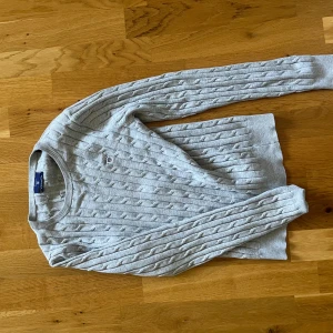 Stickad tröja från Gant - Grå kabelskornas tröja från Gant ☺️