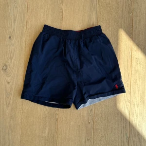 Ralph Lauren Badbyxor - Tjena! Säljer dessa feta Ralph Lauren Badbyxor ⭐️ Skicket är 8/10 med inga flaws 😊 Priset är inte fast utan kan ändras 💵 Om du har några funderingar tveka inte på att höra av dig 👍