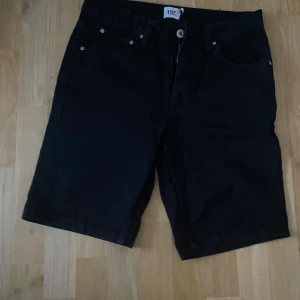 Jeansshorts från lager 157 strl S  - Använda ngn ggn så nyskick strl  S svarta jeansshorts  Lager 157  