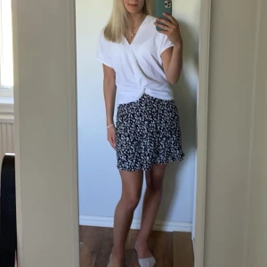 Kjol - Säljer denna fina kjolen från asos design då den tyvärr är för liten för mig🫶🏼