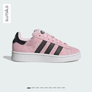 Rosa adidas campus 00s - Säljer nu mina sällsynta rosa campus i st 38 då jag inte får nån använding av de, slutsålda i denna storlek överrallt och går för runt 2800-3000kr men säljer mian för 1500❤️ 