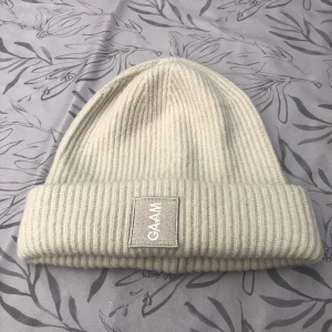 Vit mössa GAAM - Vit/creme färgad mössa från märket GAAM