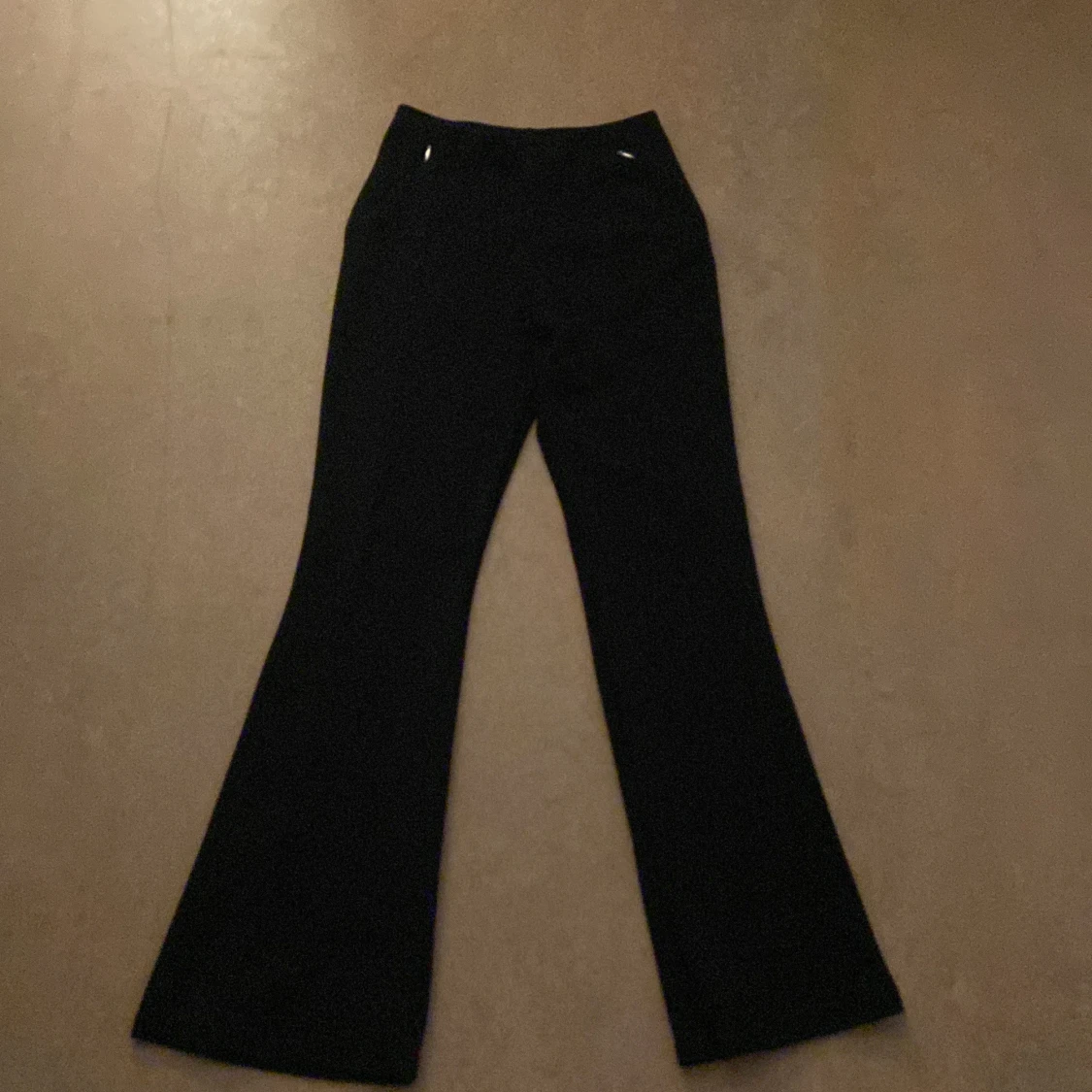 Ett par svarta byxor