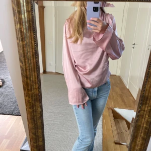 Satin blus - Säljer min super fina satin blus. Den är använde 2 gånger och som ny💕