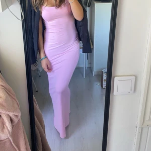 Rosa klänning - Rosa tight klänning från Bershka 🩷 använd en gång så i bra i skick 