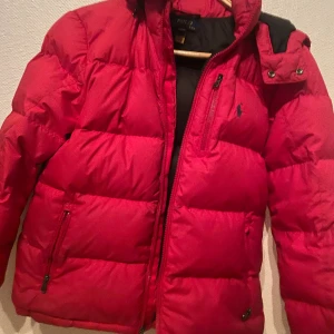 Polo jacka  - Hej! Säljer en polo Ralph Lauren jacka i storlek 14-16 motsvarar ca köpt för 3500 har använt den i 2 månader och är som ny 