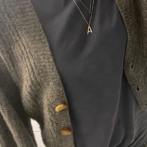 Cardigan - Säljer denna jättesnygga cardiganen ifrån H&M! Säljer för att jag inte använder den längre. Storlek XS & den sticks inte alls som andra koftor kan göra.🤩💘