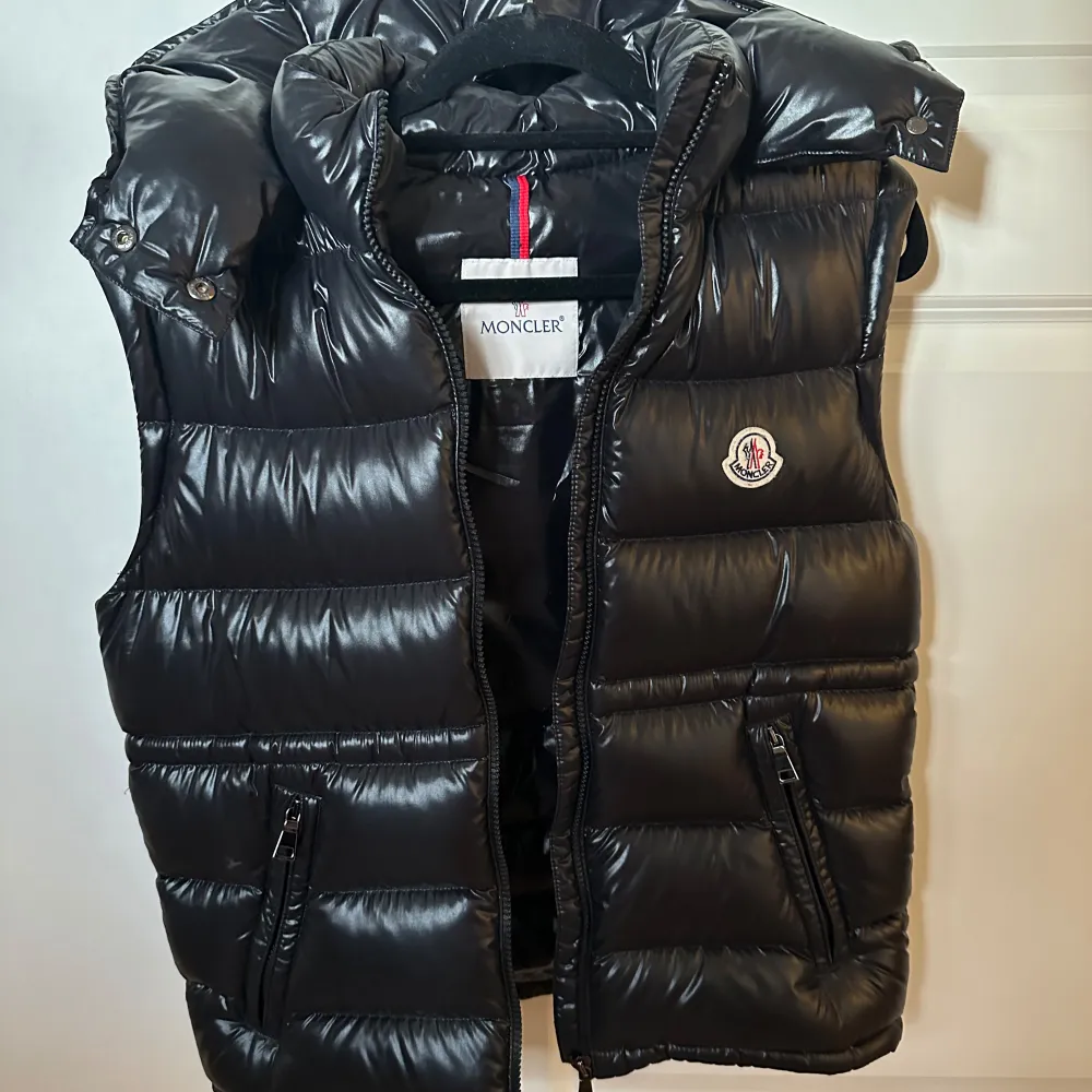 Säljer min superfina & sköna Moncler väst!  Modellen heter ”Ania Down Gilet” Inköpt från Moncler’s hemsida för 1,5 år sedan. Inga hål eller skador, så inprincip nyskick!  Är i barnstorlek i 14y/170 men är större i storlek så passar mig (Small)!. Jackor.