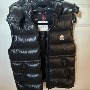 Moncler väst - Säljer min superfina & sköna Moncler väst!  Modellen heter ”Ania Down Gilet” Inköpt från Moncler’s hemsida för 1,5 år sedan. Inga hål eller skador, så inprincip nyskick!  Är i barnstorlek i 14y/170 men är större i storlek så passar mig (Small)!