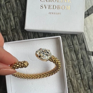 Caroline svedbom armband - Helt nytt och oanvänt Caroline svedbom armband i guld i färg ”crystal” med box. Nypris är 995kr. Pris kan sänkas för snabb affär! 
