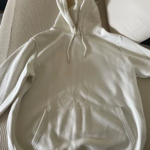 hoodie - Skönt material, tjockare hoodie så den värmer ganska bra, storlek L