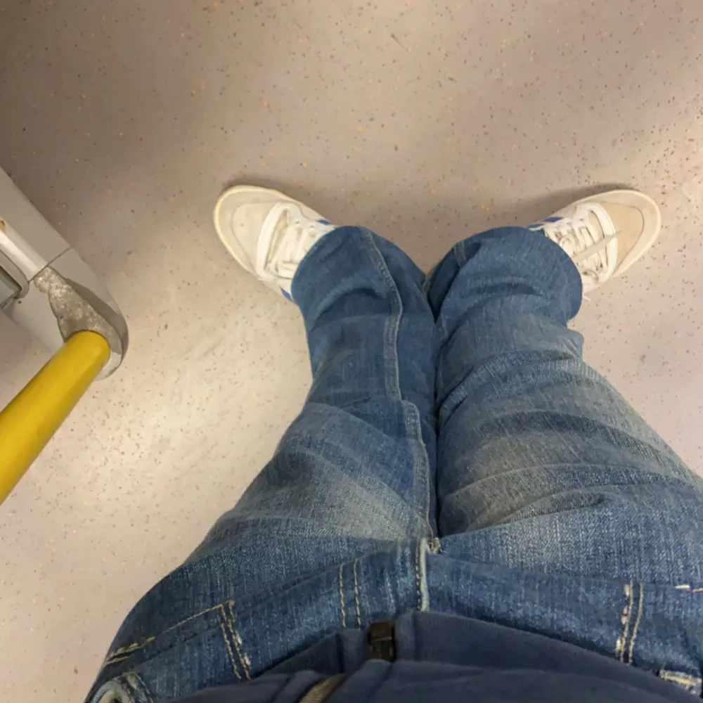 Low waist jeans med coola fickor (sytt som lågmidjade själv så man kan sy ett extra lager så de inte spricker)midjemått rakt över är 43. Jeans & Byxor.