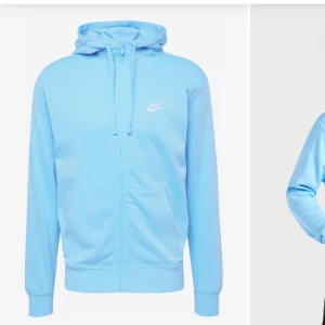 Nike zip up hoodie - En nike zip up hoodie i en turqos/blå-aktig färg 🤍 Nypris cirka 900 kr. Storlek M (herrstorlek) Aldrig använd så i väldigt bra skick!