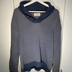 Our Legacy Knitwear Polo - Hej, säljer en underbar högkragad stickad tröja från Our Legacy. Enormt kvalitativ och ett riktigt mästerverk. Storlek M och True To Size. Nypris över 4000kr. Lätt att stylea, snyggt statement piece. Priset kan diskuteras. Hörs i DM! 