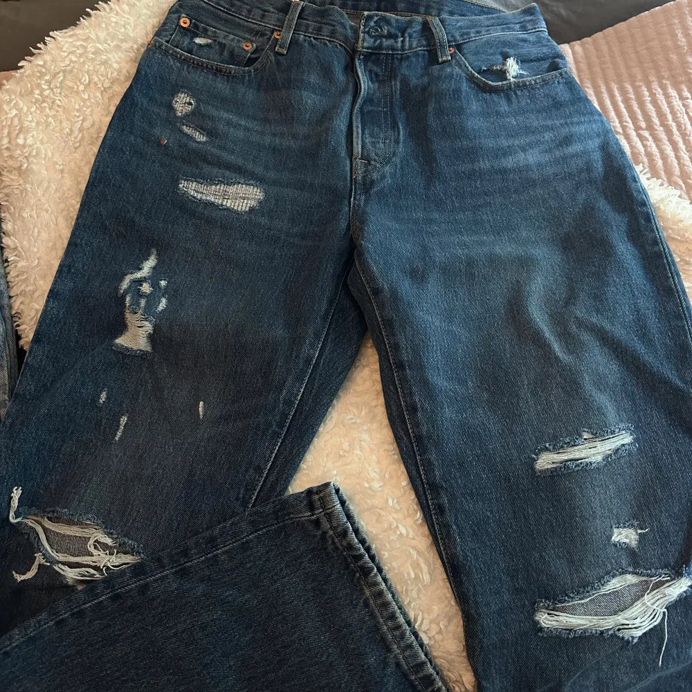 Levis 501 med sliten design . Jeans & Byxor.