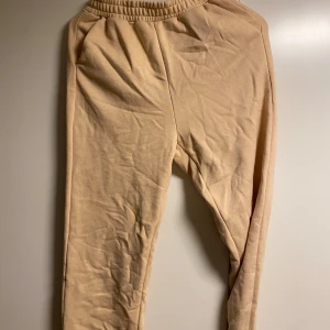 Mjukisbyxor  - Beiga jätte mysiga mjukisbyxor från SHEIN, knappt använda 