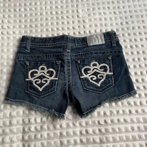 Lågmidjade shorts - Ett par skitsnygga lågmidjade shorts! Midjan är 38cm rakt över. De är tyvärr för stora för mig. Skriv privat om ni har frågor🤗