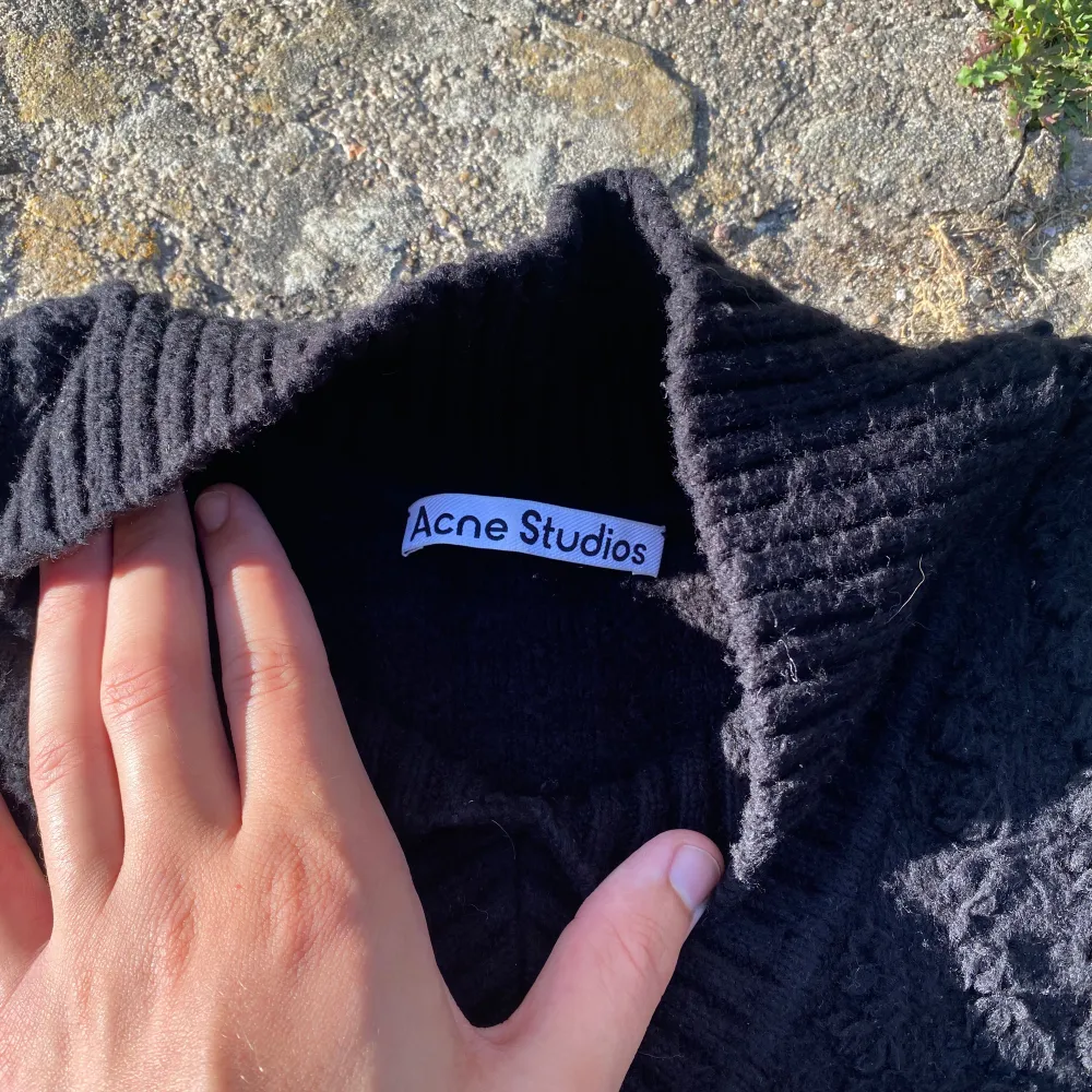 Beautiful cotton knit from Acne Studios. Comes in black color with a regular fit and a  beautiful structure through the sweater. Super soft to the touch. Has been gently, still in great condition. Fits a bit relaxed and boxy. Tagged size M, fits M-. Stickat.