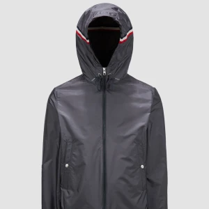 Moncler vindjacka  - Ny moncler vindjacka fick i present och säljer pga den är för liten 