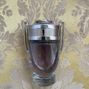 Parfym - Hej! Säljer en av mina parfymer. Märket heter Paco Rabanne och parfymen heter Invictus. Flaskan är 100ml men skulle säga att det är 90-95 ml kvar. Den är fräsch och fungerar egentligen året om. Först till kvarn! Skriv vid minsta fundering!