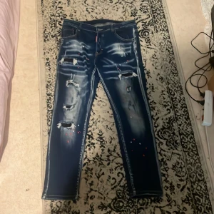 Dsquared2 jeans - Jeansen är i storlek 50 och passar folk med som är mellan 170-180 cm. Jeansen är i bra skick.