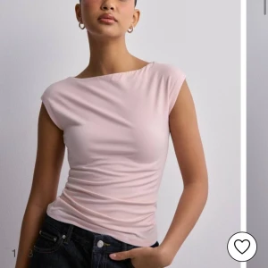 topp - rosa topp från Nelly. helt ny och aldrig använd🩷🩷 köptes för 249🩷 HELT SLUTSÅLD hos nelly