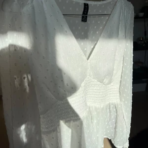 Vit Blus - Supersöt vit blus i gott skick, perfekt till sommaren!!☀️ 80kr, köparen står för frakt📦