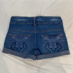 lågmidjade jeansshorts💕 - tar ej bilder med de på!!! midja 39 cm rakt över och sidlängd 26 cm o gren 22 cm💕 märkta som strl 40 men uppskattar till S