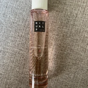 Rituals sakura mist  - Säljer en Rituals Sakura mist (bed & body). Den är lite använd, vilket kan ses på bild 2. ✨
