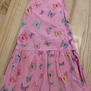 Klänning fjärilar  - Strl 128/128. Begagnat skick.  Kolla gärna in mina andra annonser för samfrakt.