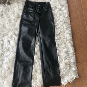 Skinnbyxor - Dessa skinnbyxor är som nya och har inga defekter. Kom privat för fler bilder om så önskas🖤