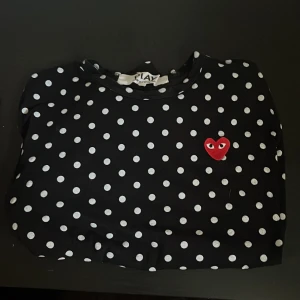 CDG longsleeve - Comme de garcons tunn prickig long sleeve. Storlek L ( liten i storlek) kan passa m eventuellt S