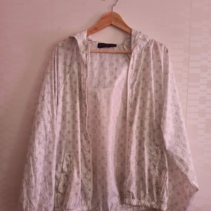 Louis Vuitton vindjacka  - Spsrsamt använd. Finns ej kvitton då detta var en present. Vindjacka! Passar er som hsr storlek S ocv M inte så stor i storleken 