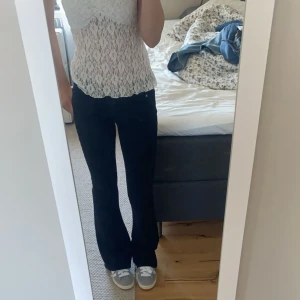 Lågmidjade jeans💗💗 - Jätte fina lågmidjade bootcut jeans från Gina tricot som ej kommer till användning längre. Jag är 162cm och jeansen sitter bra i längden på mig💗💗hör av er vid frågor🫶