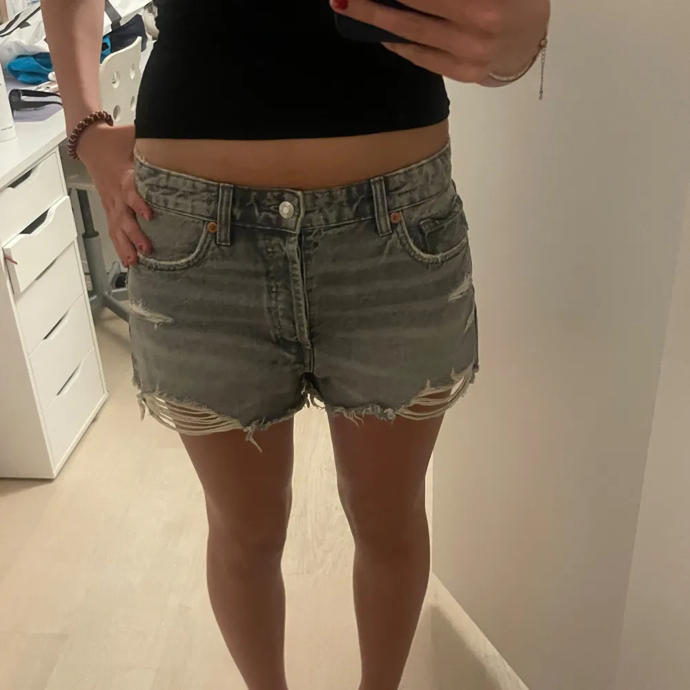 Säljer dessa populära och slutsålda gråa lowwaist shorts från Zara! Kommer ej till användning och darför säljer jag dom. De är ganska små i storleken, 38 passar mig som ofta har xs-s. Shorts.